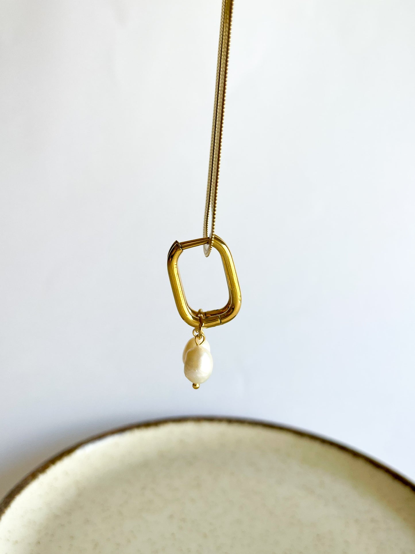 Argolas com pendente pérola